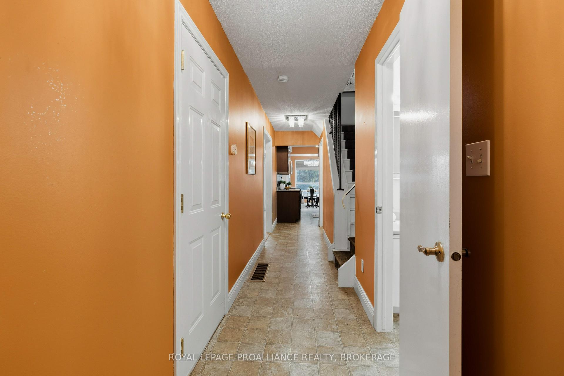 Photo 4 of 896 Muirfield Crescent, Kingston, East Gardiners Rd — HOMEH