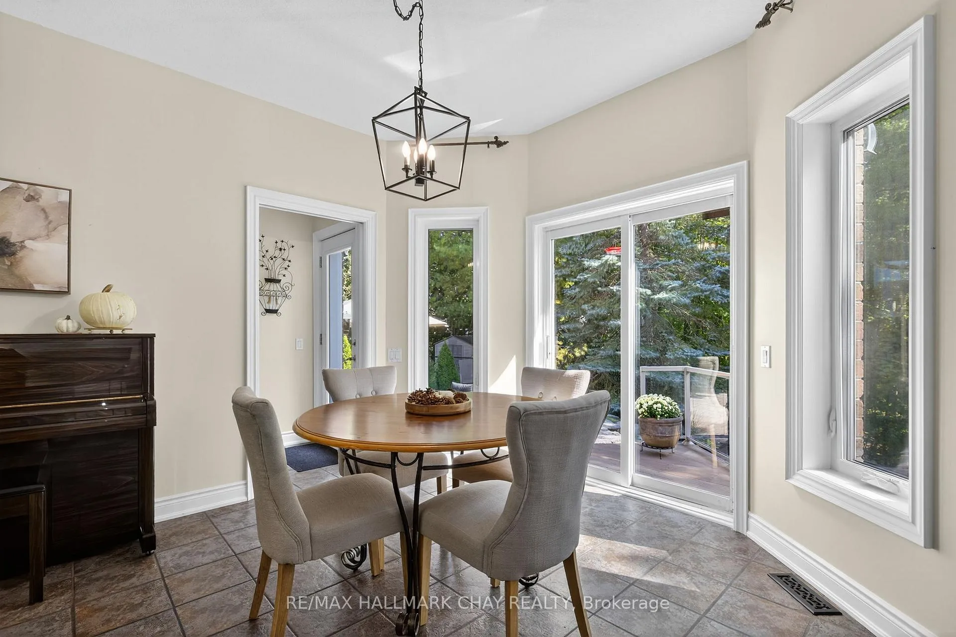 Photo 11 of 7 Porcupine Circle, Barrie, Ardagh — HOMEH