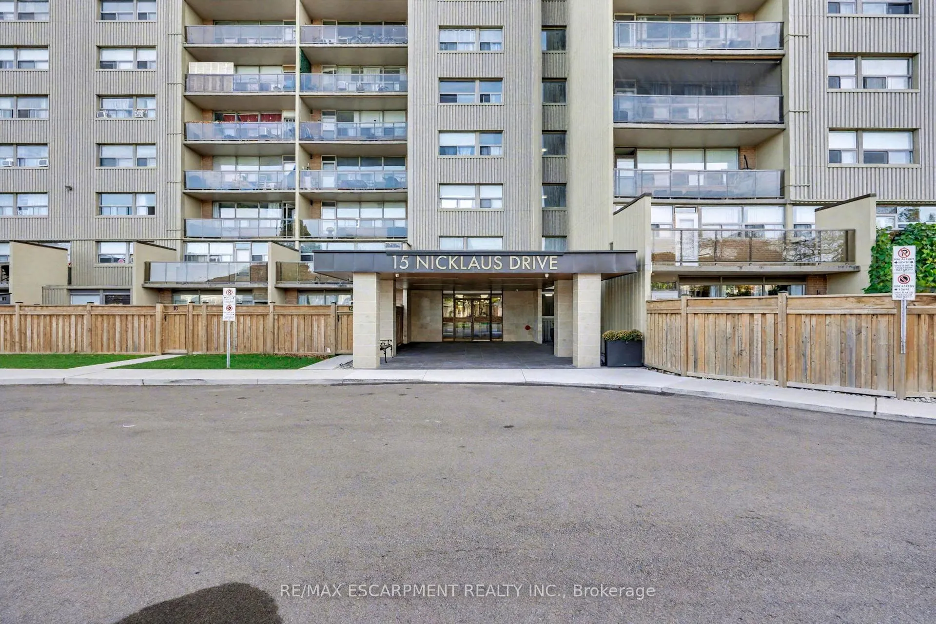 Photo 2 of Unit 1001, 15 Nicklaus Drive, Hamilton, Vincent — HOMEH