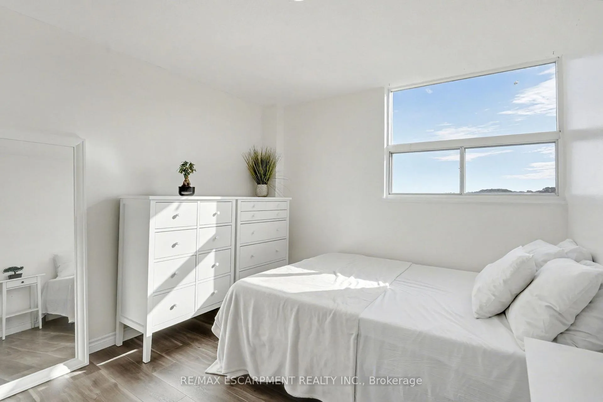 Photo 7 of Unit 1001, 15 Nicklaus Drive, Hamilton, Vincent — HOMEH