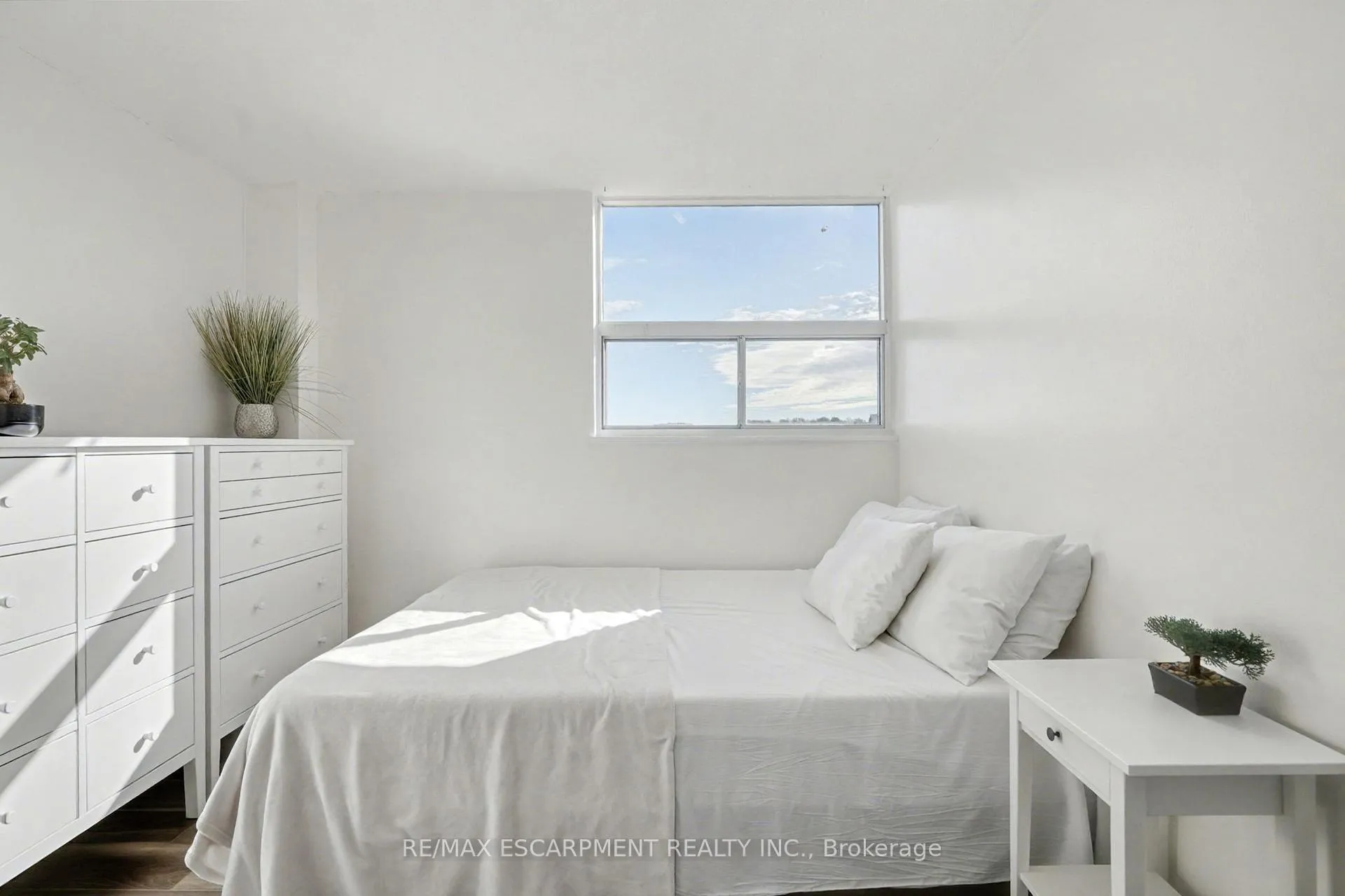 Photo 8 of Unit 1001, 15 Nicklaus Drive, Hamilton, Vincent — HOMEH