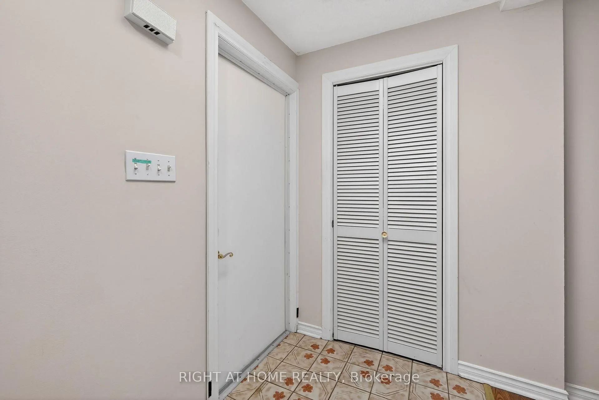 Photo 5 of 71 Banmoor Boulevard, Scarborough, Woburn — HOMEH