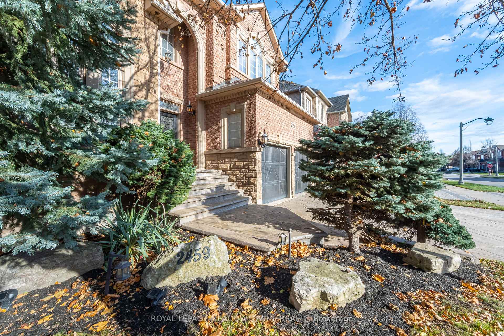 Photo 2 of 2459 Meadowridge Drive, Oakville, Joshua Creek — HOMEH