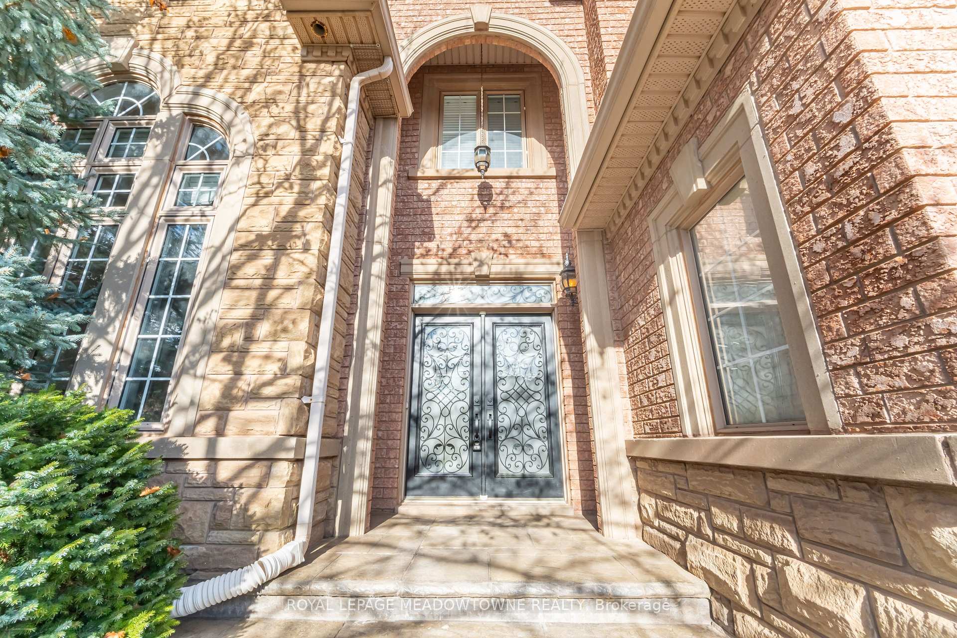 Photo 4 of 2459 Meadowridge Drive, Oakville, Joshua Creek — HOMEH