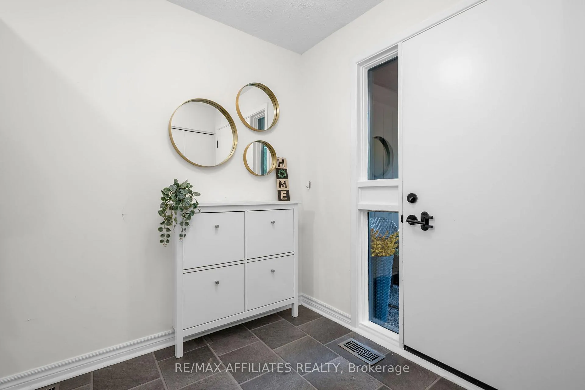 Photo 5 of 22 Inuvik Crescent, Ottawa, Kanata - Katimavik — HOMEH
