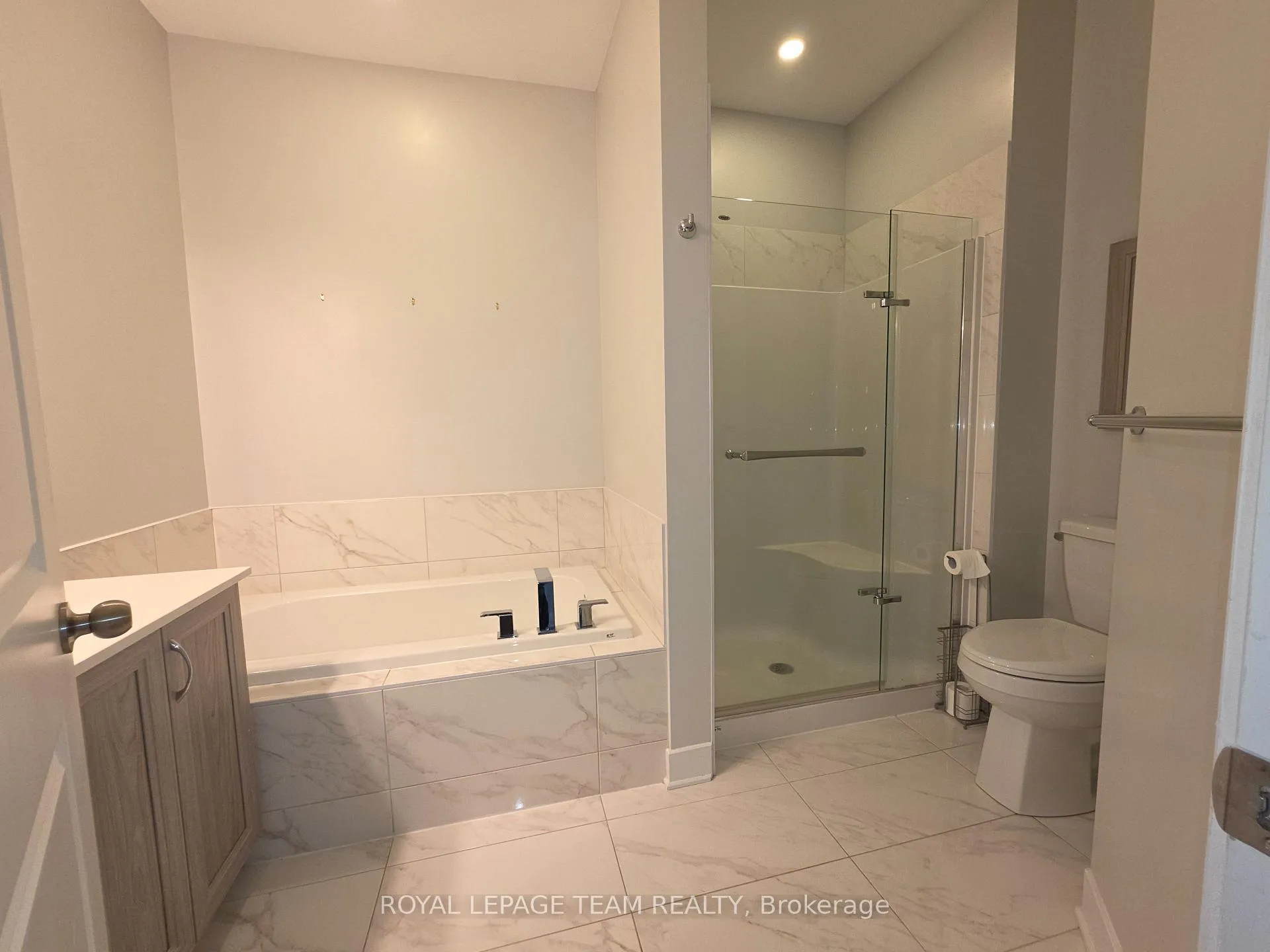 Photo 9 of 814 Ralph Hennessy Avenue, Ottawa, Riverside South/Gloucester Glen — HOMEH