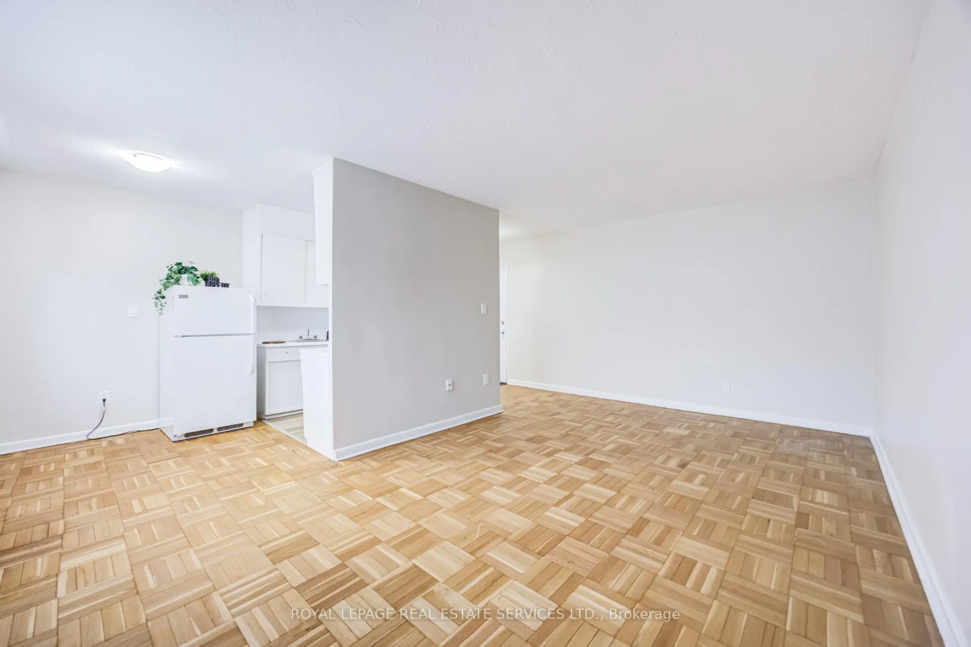 Photo 8 of Unit 206, 101 Coe Hill Drive, Toronto, High Park-Swansea — HOMEH
