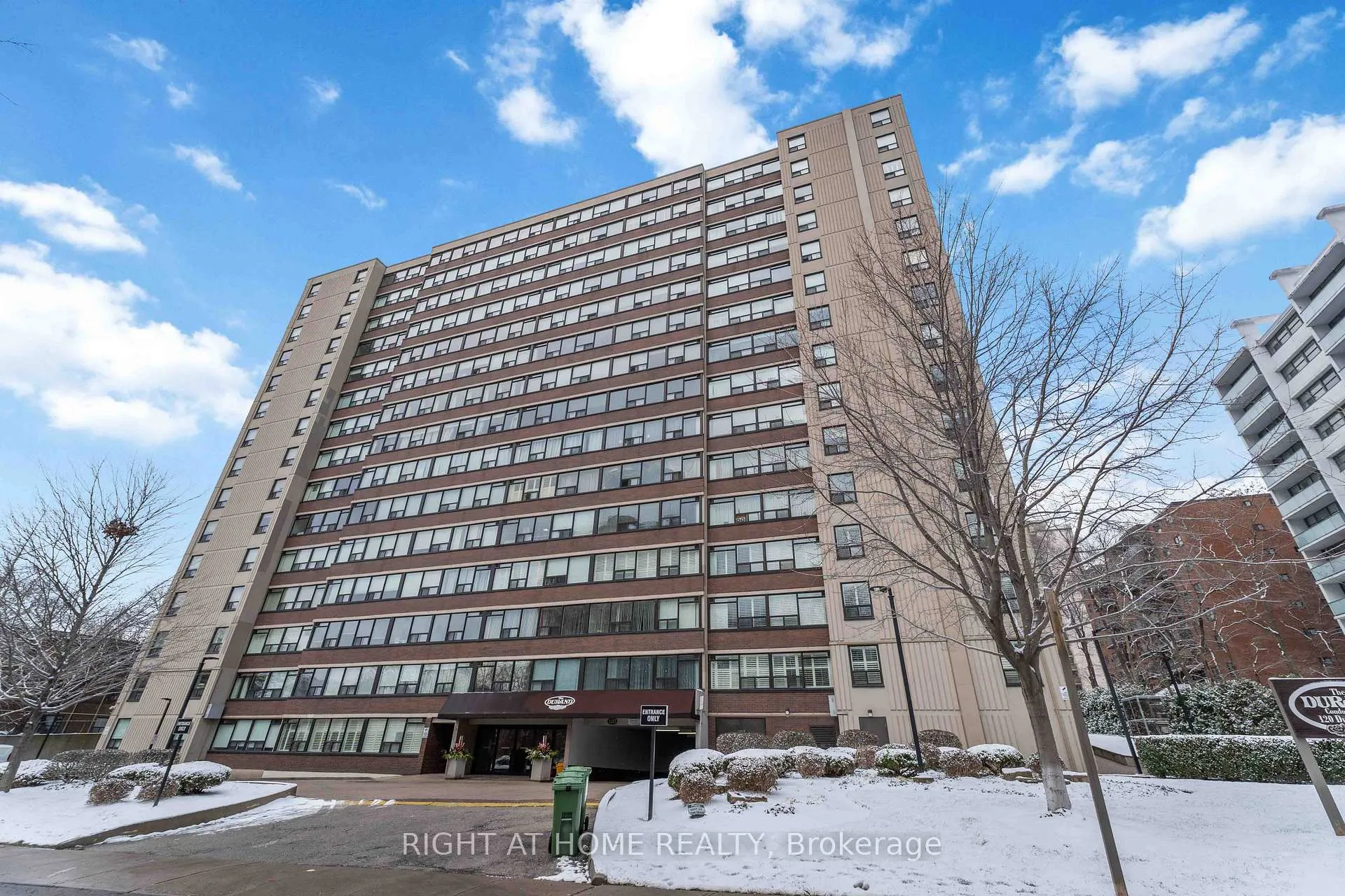 Front of Unit 905, 120 Duke Street