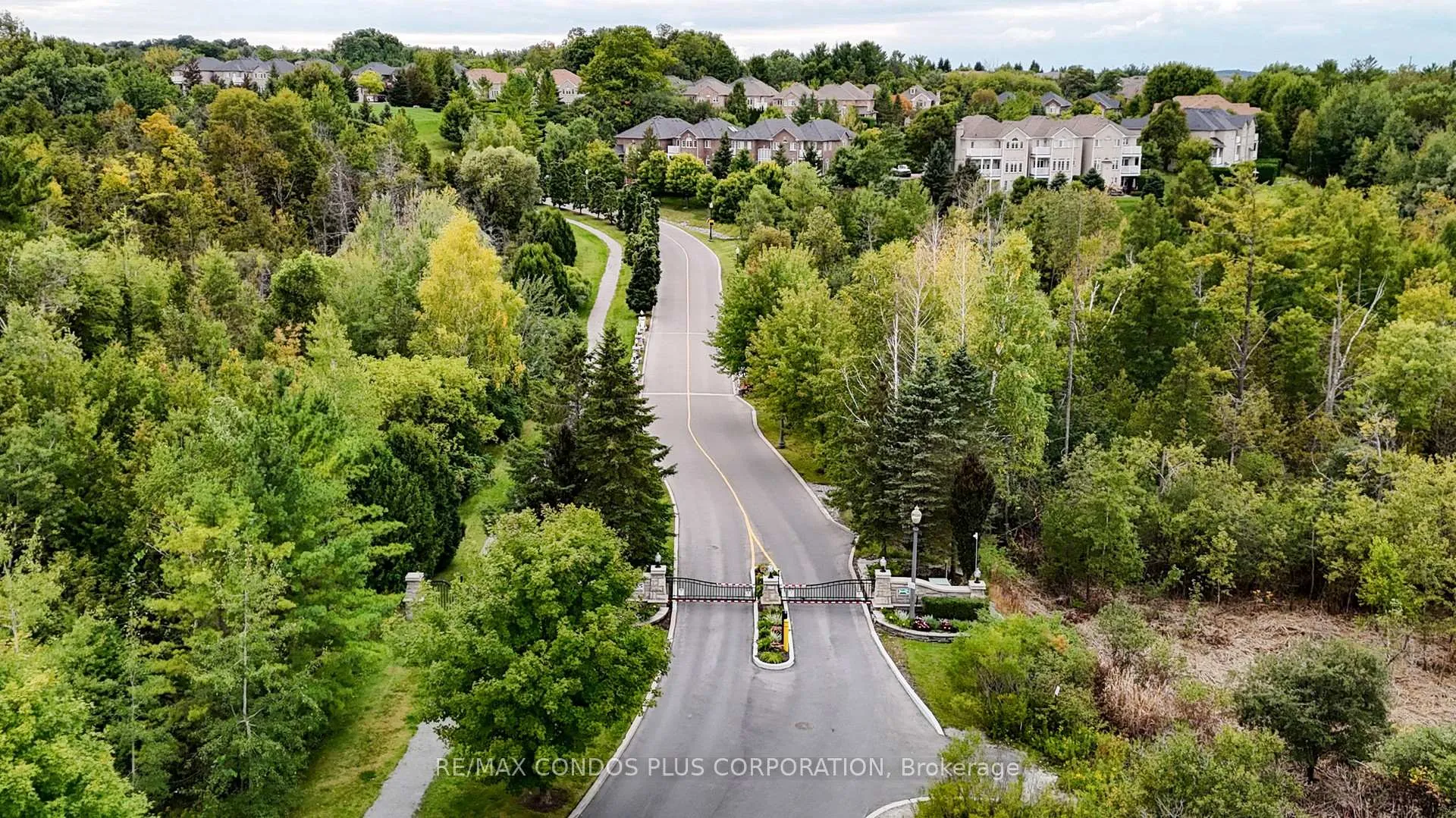 Photo 4 of 81 Stonecliffe Crescent, Aurora, Aurora Estates — HOMEH