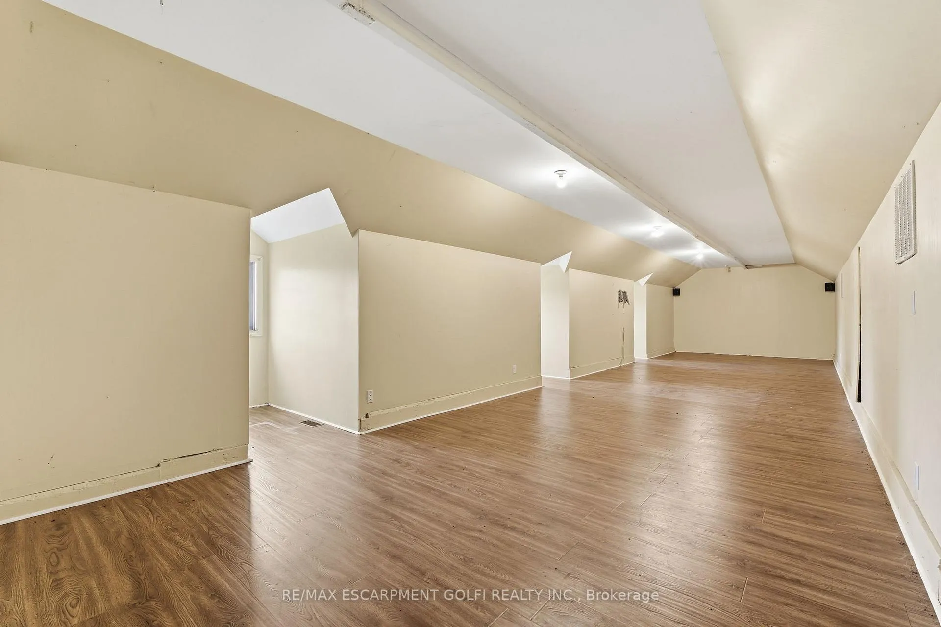 Photo 38 of 4276 Walker Road, Lincoln, Beamsville — HOMEH