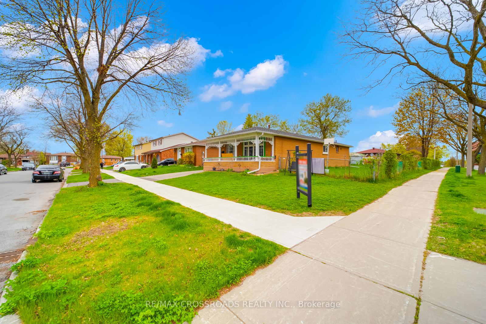 Front of 32 Lighthall Crescent