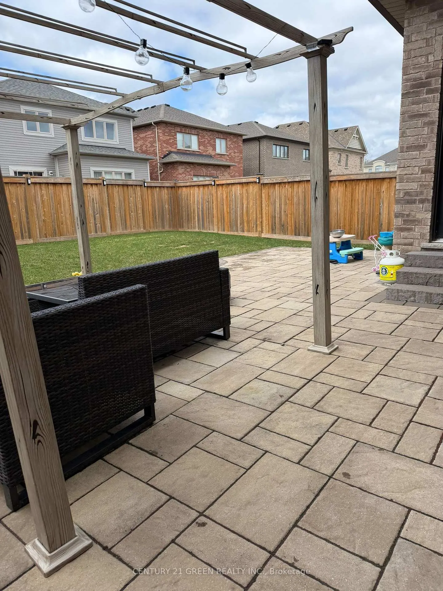 Photo 3 of 130 Crombie Street, Clarington, Bowmanville — HOMEH