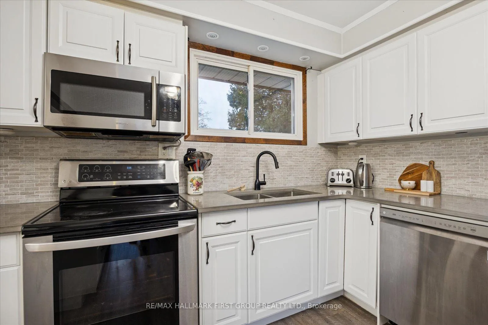 Photo 11 of 446 Bernhard Crescent, Oshawa, O'Neill — HOMEH