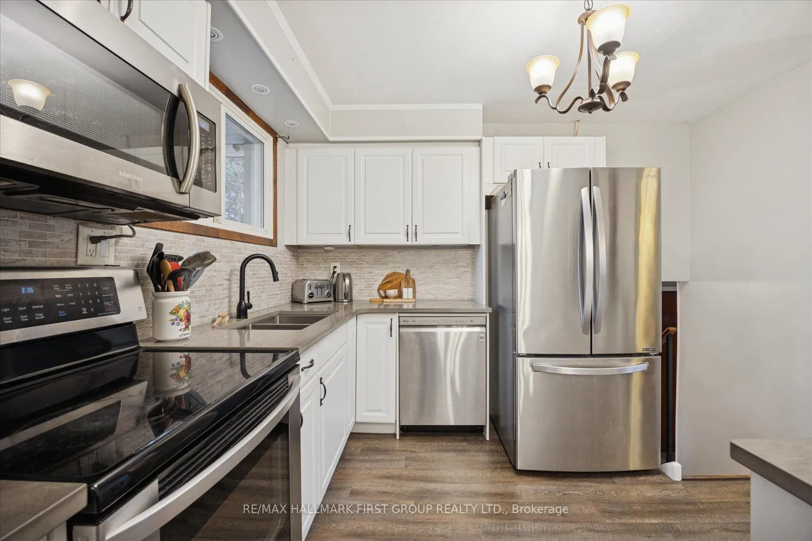 Photo 12 of 446 Bernhard Crescent, Oshawa, O'Neill — HOMEH