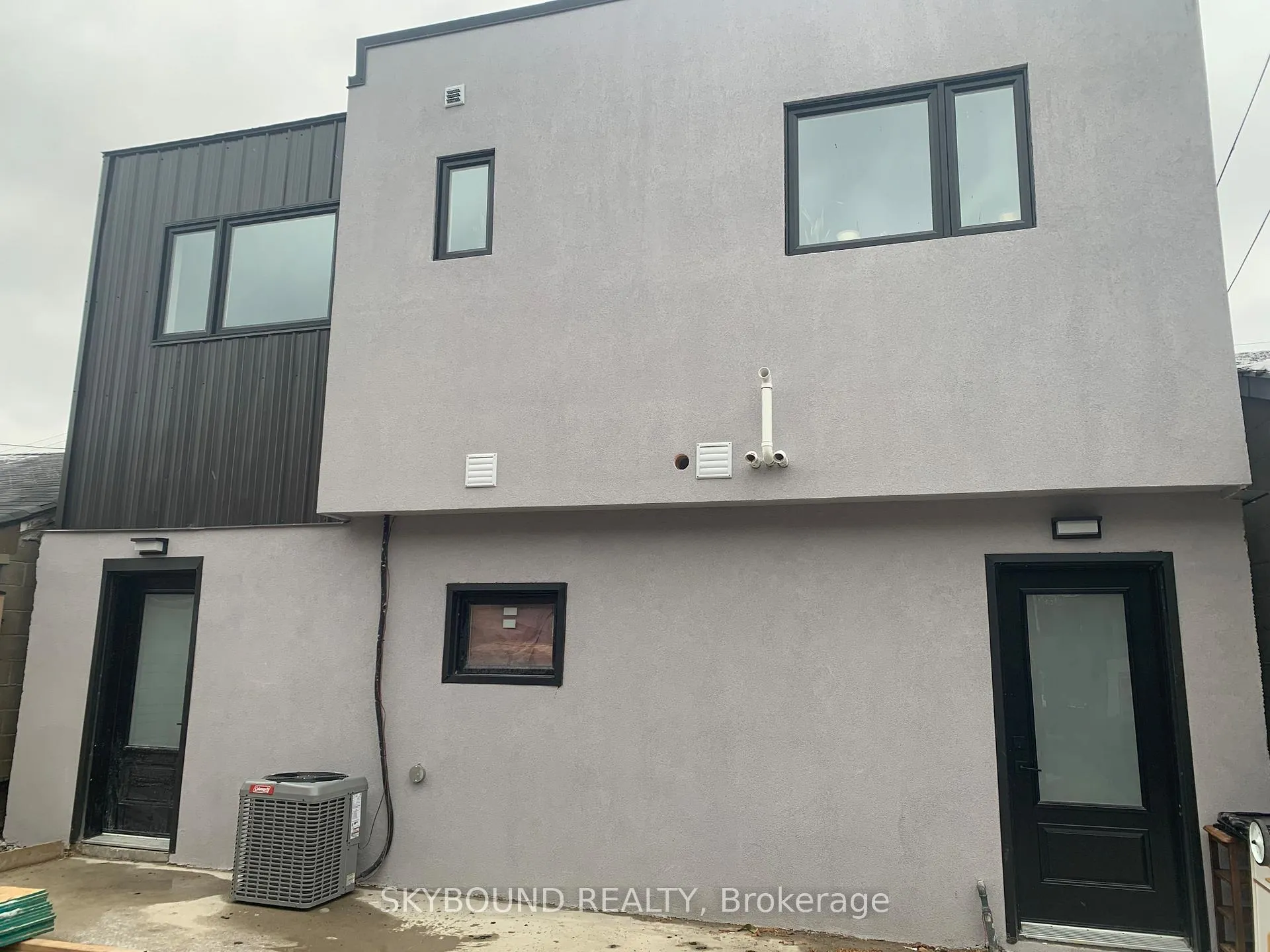 Front of Unit Rear Second, 98 Millicent Street