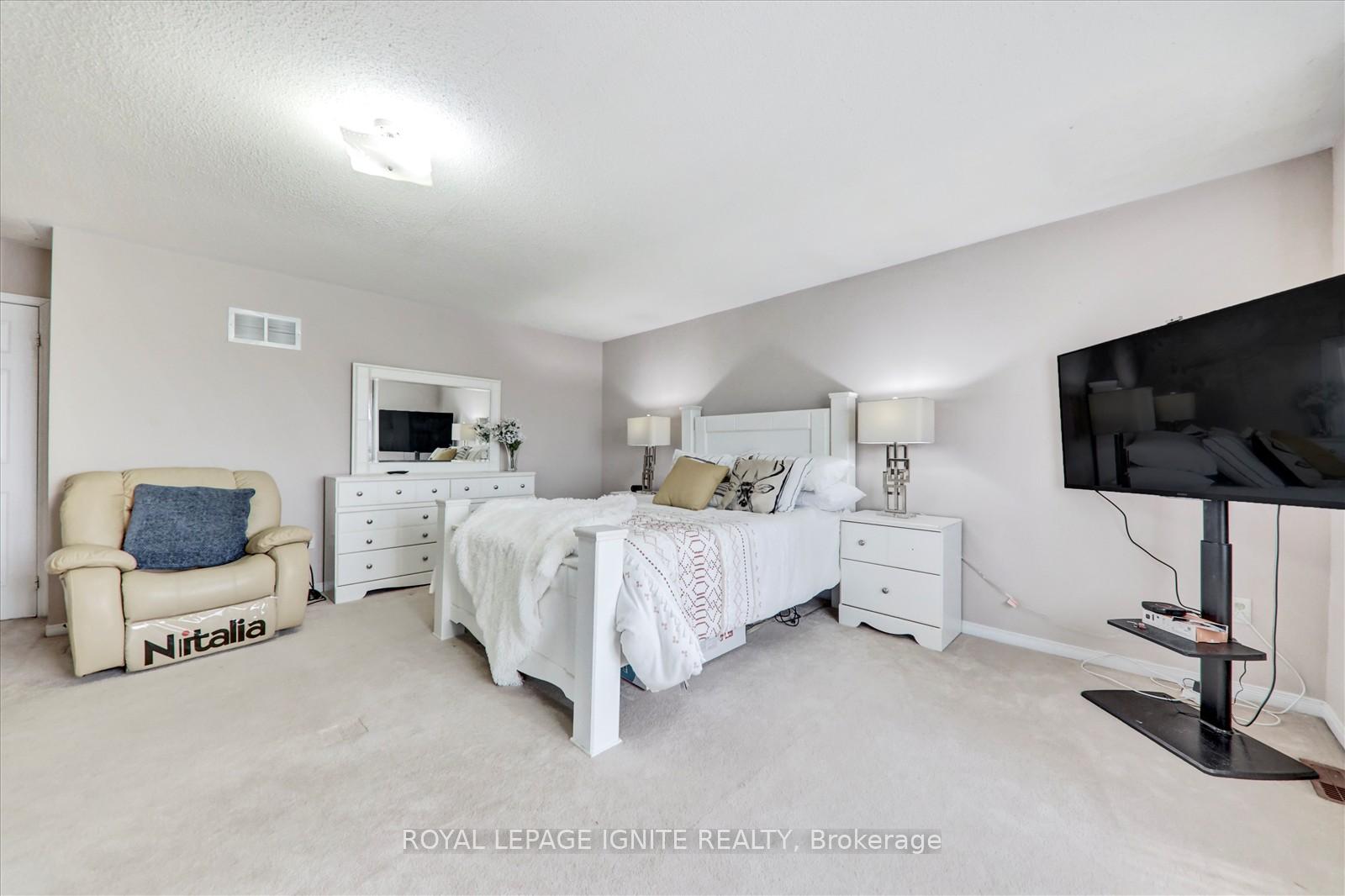 Photo 20 of 178 Staines Road, Scarborough, Rouge — HOMEH