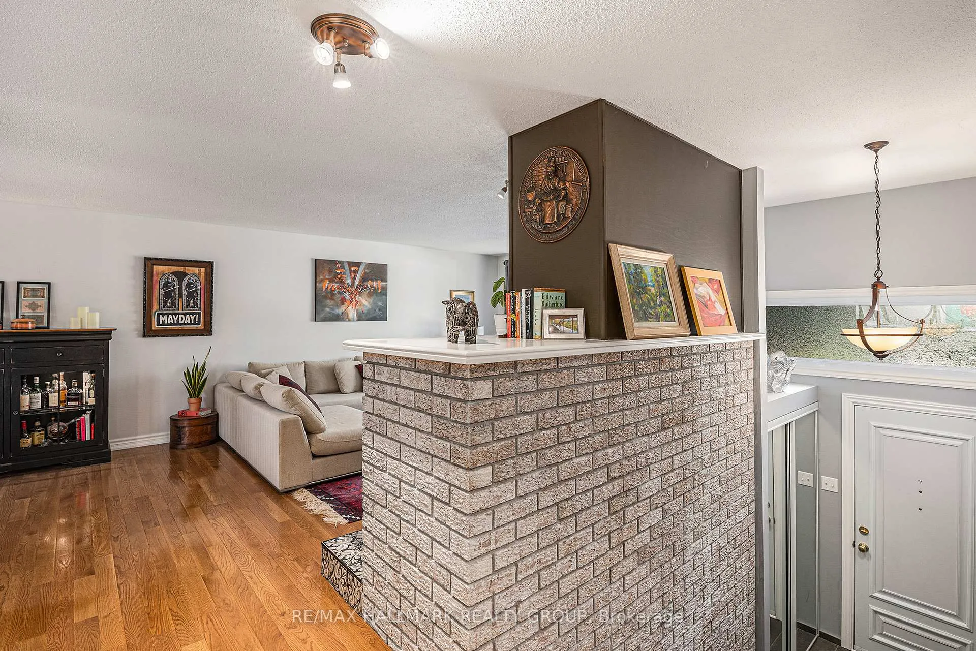 Photo 5 of 560 Buchanan Crescent, Ottawa, Beacon Hill North — HOMEH