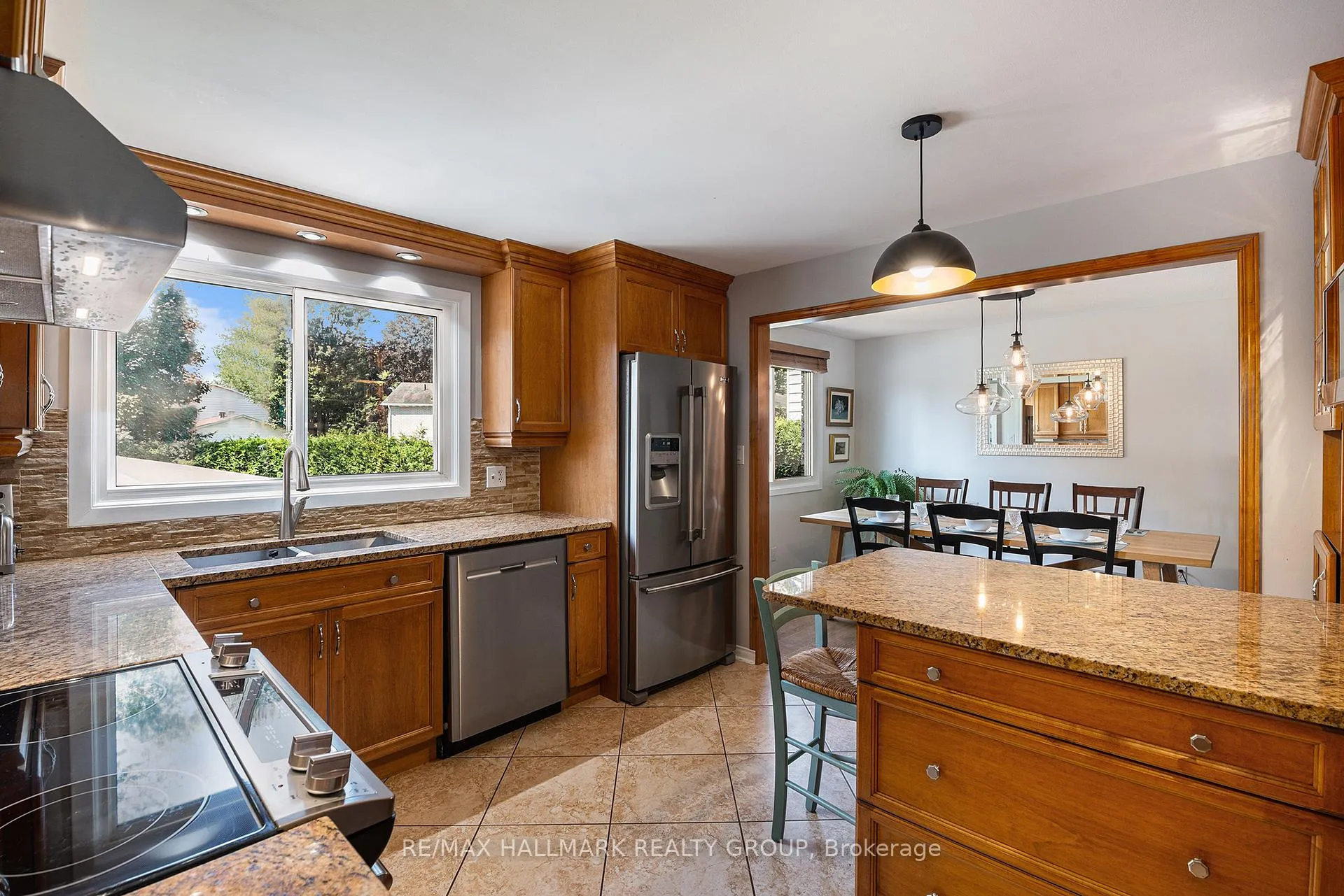 Photo 22 of 560 Buchanan Crescent, Ottawa, Beacon Hill North — HOMEH