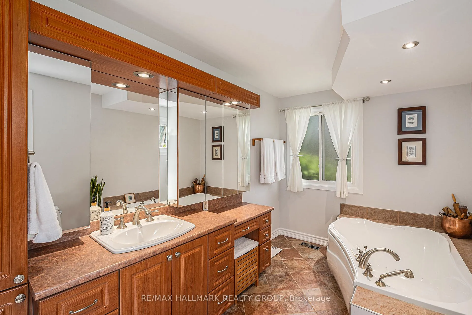Photo 32 of 560 Buchanan Crescent, Ottawa, Beacon Hill North — HOMEH