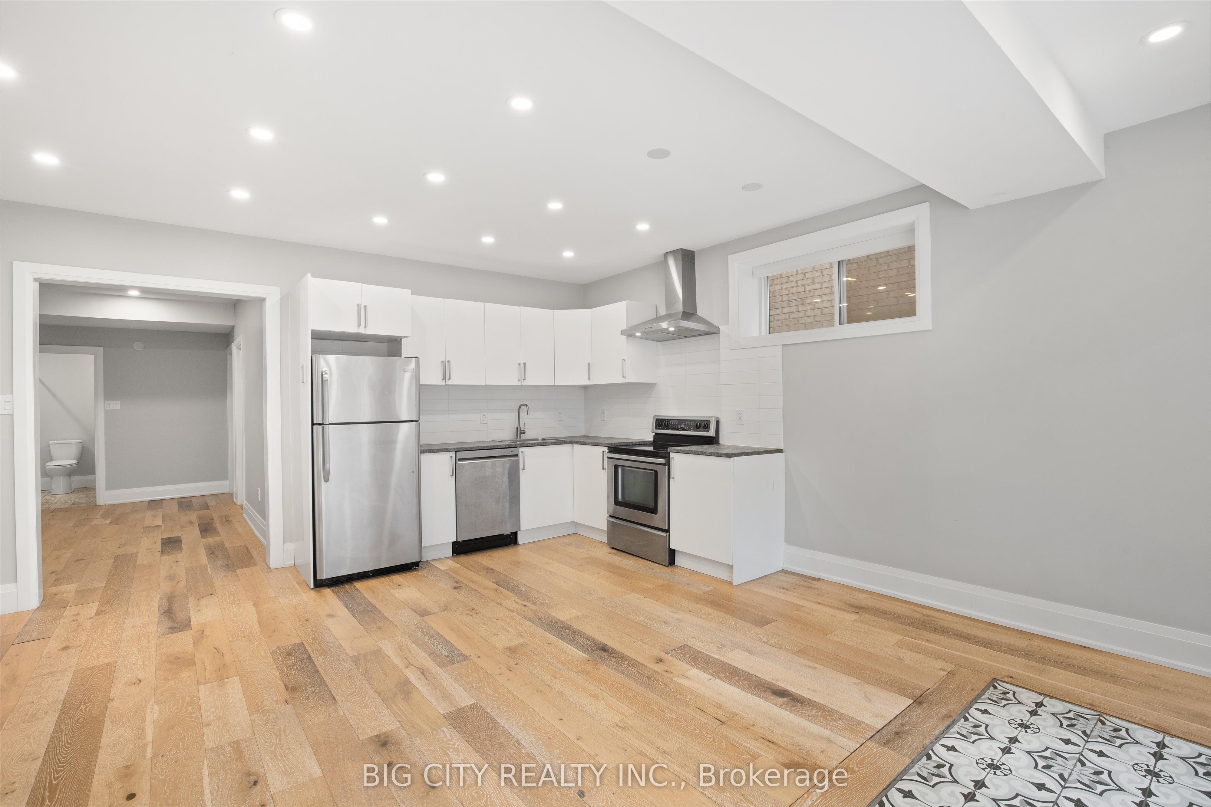 Photo 30 of Unit 2, 7698 Kipling Avenue, Vaughan, Vaughan Grove — HOMEH