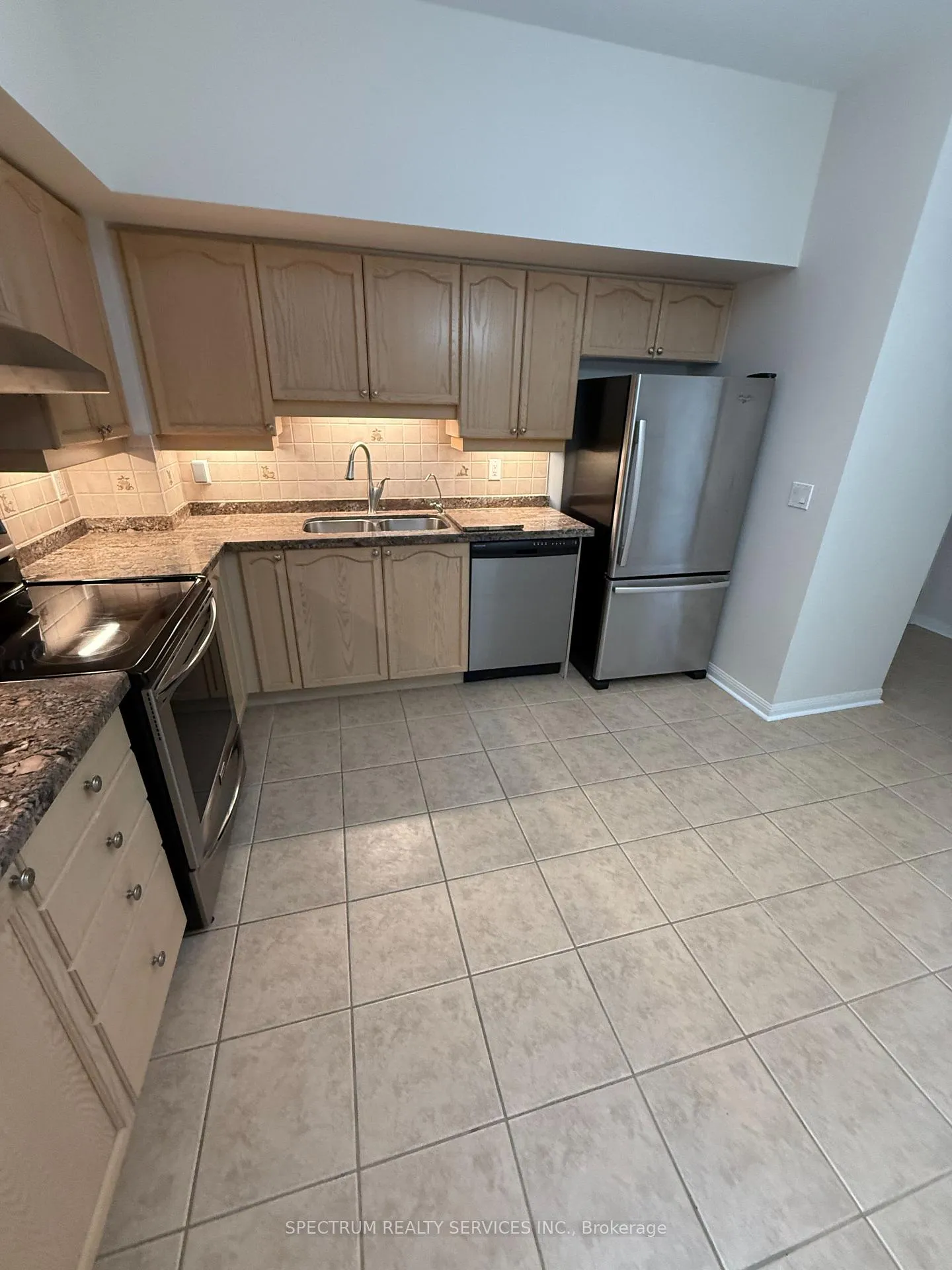 Photo 5 of Unit 516, 2500 Rutherford Road, Vaughan, Maple — HOMEH