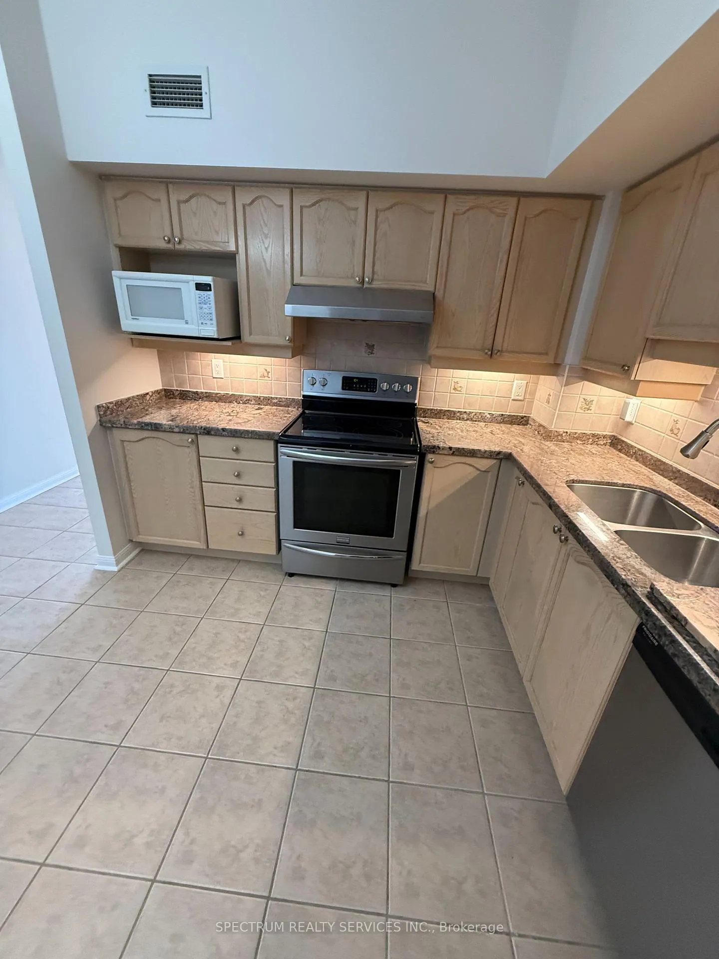 Photo 6 of Unit 516, 2500 Rutherford Road, Vaughan, Maple — HOMEH
