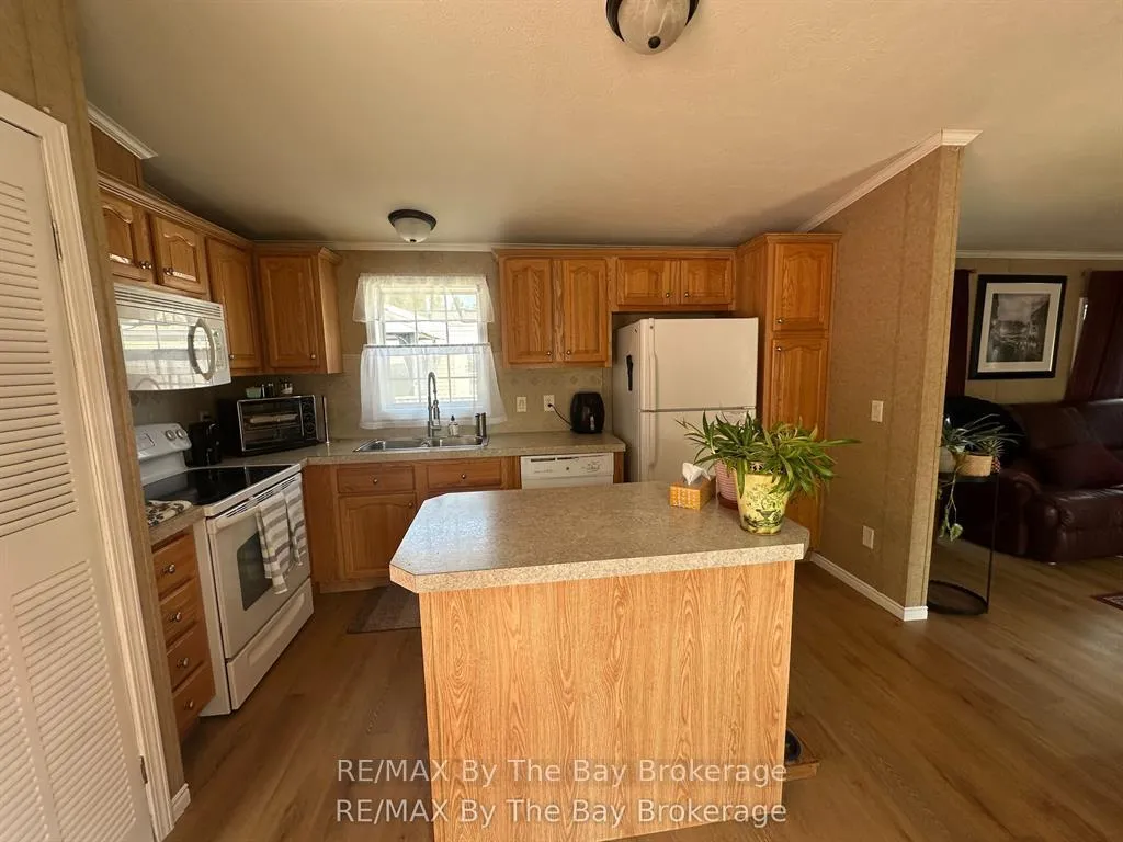 Photo 4 of 40 Georgian Glen Drive, Wasaga Beach — HOMEH