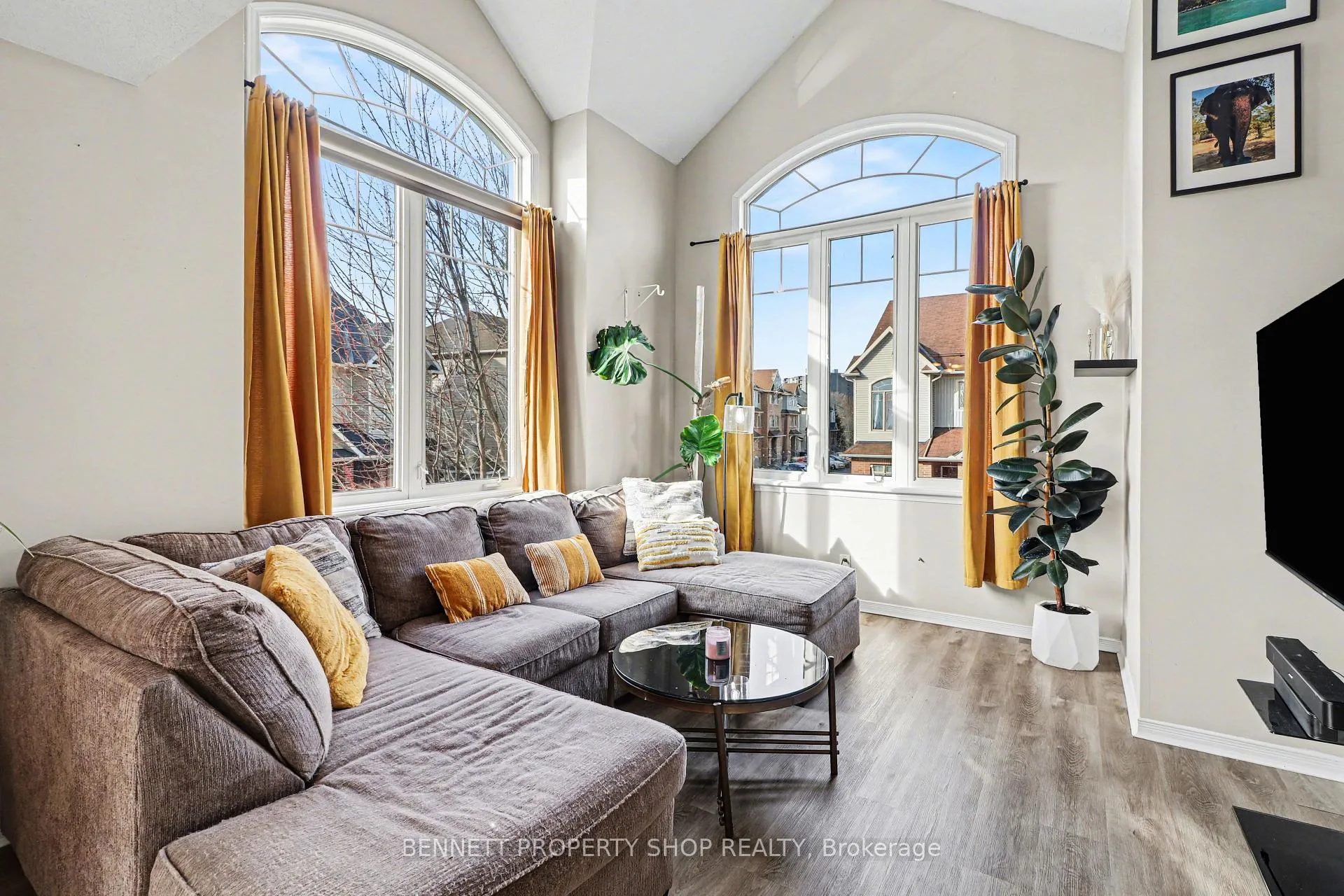 Photo 3 of Unit 4, 579 Reardon Private, Ottawa, Heron Gate/Industrial Park — HOMEH
