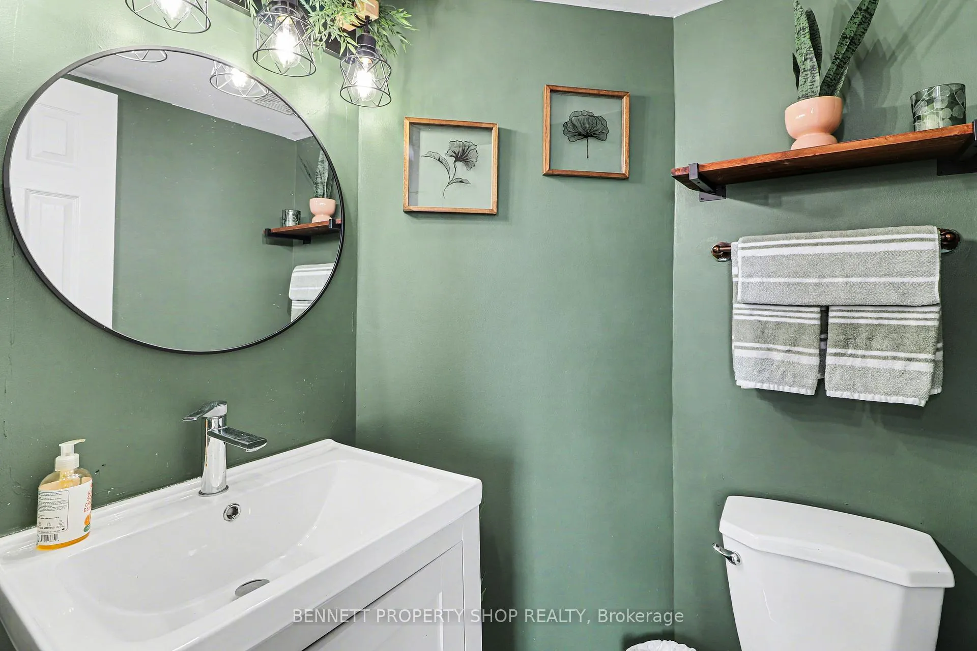 Photo 13 of Unit 4, 579 Reardon Private, Ottawa, Heron Gate/Industrial Park — HOMEH