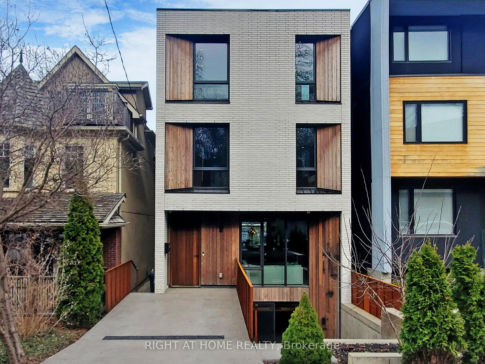 Front of 15 Durie Street E