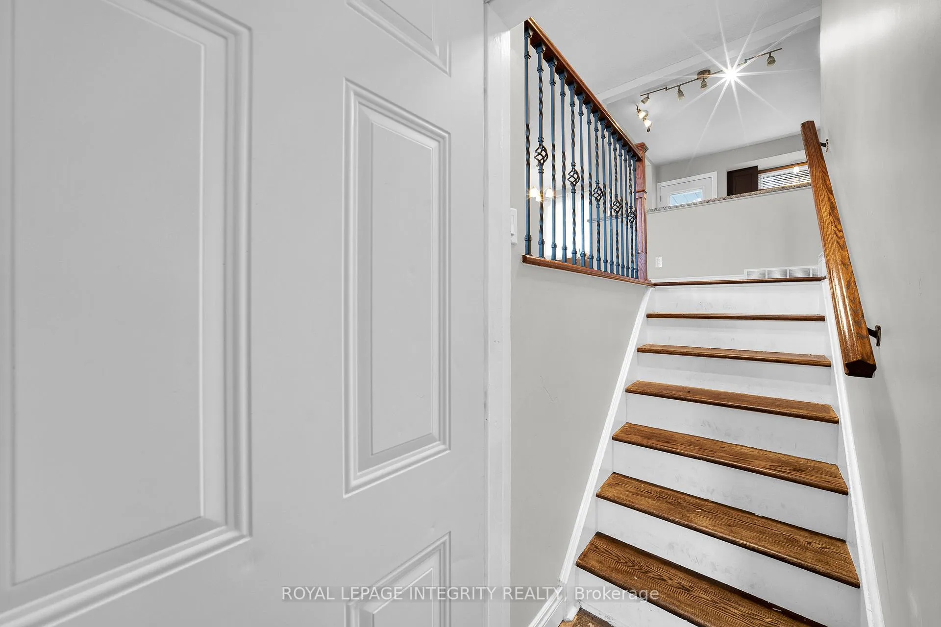 Photo 4 of Unit A, 1896 Featherston Drive, Ottawa, Guildwood Estates - Urbandale Acres — HOMEH