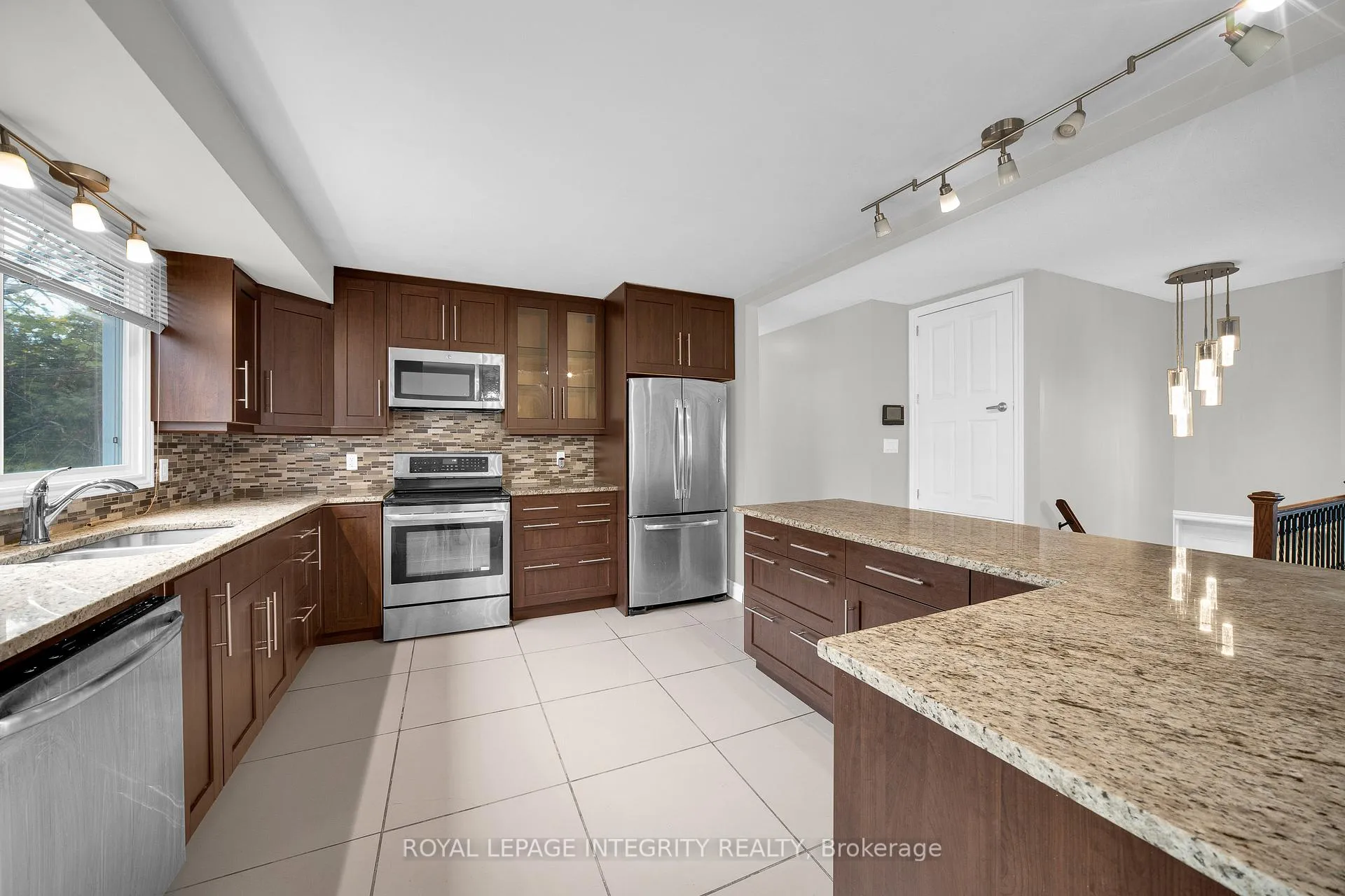Photo 15 of Unit A, 1896 Featherston Drive, Ottawa, Guildwood Estates - Urbandale Acres — HOMEH
