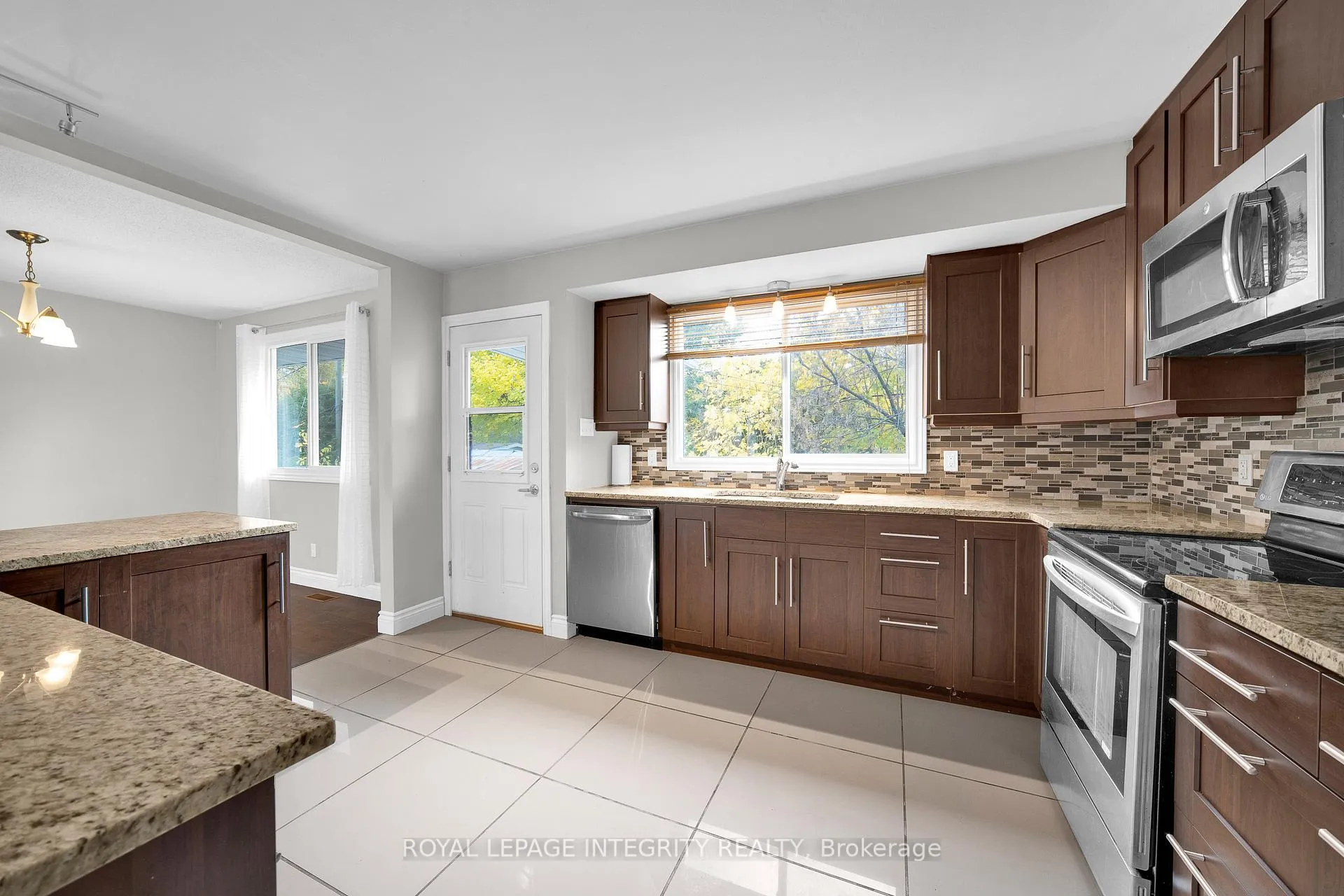 Photo 17 of Unit A, 1896 Featherston Drive, Ottawa, Guildwood Estates - Urbandale Acres — HOMEH