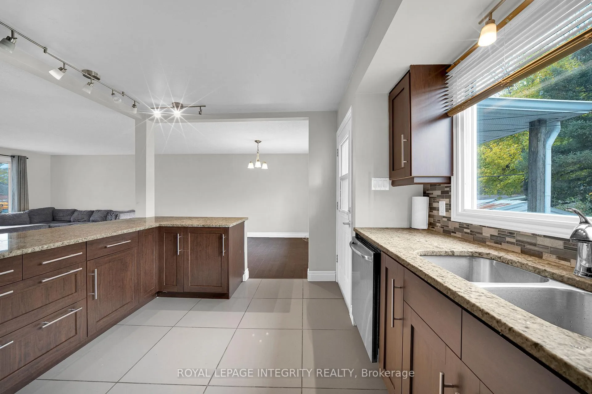 Photo 20 of Unit A, 1896 Featherston Drive, Ottawa, Guildwood Estates - Urbandale Acres — HOMEH