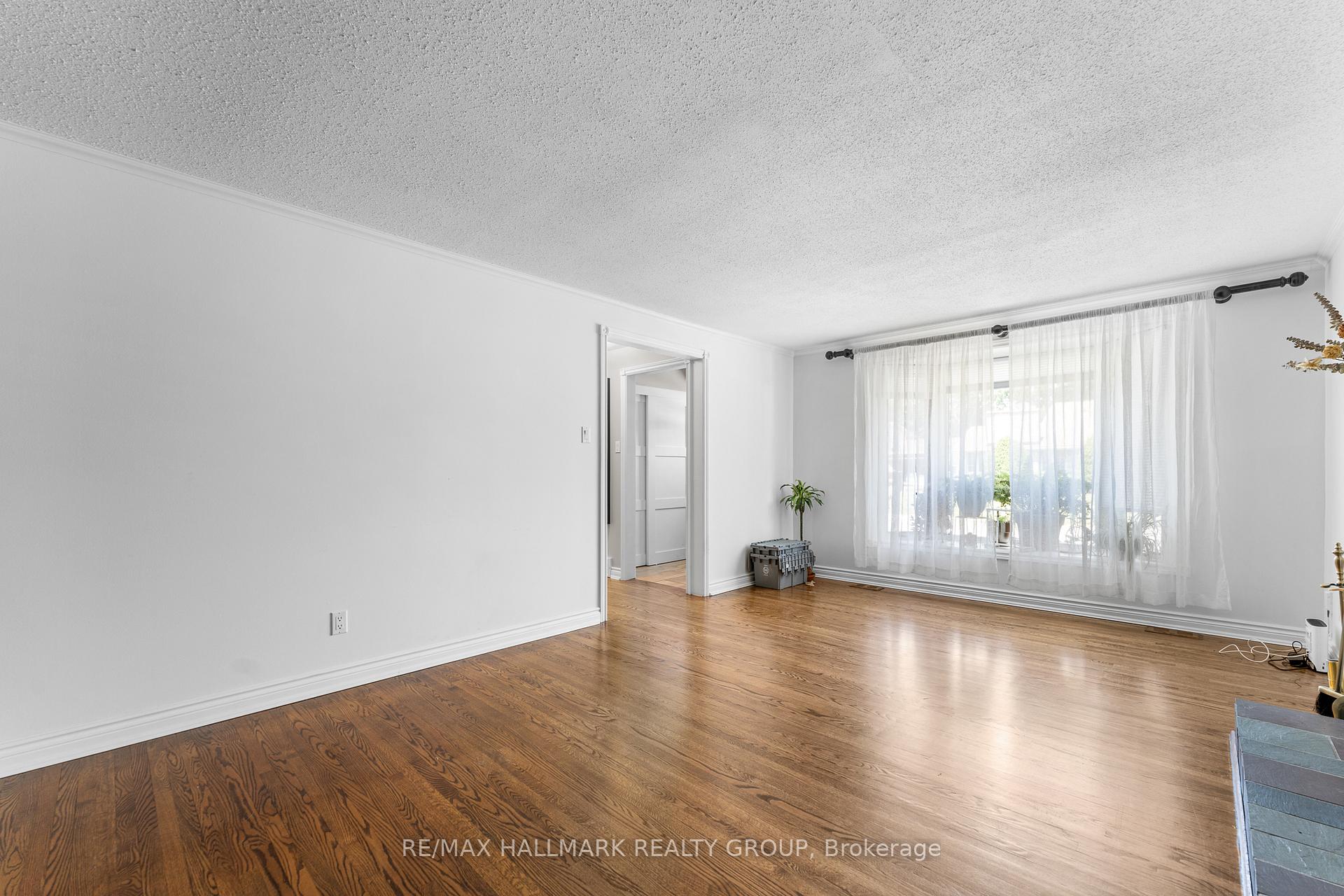 Photo 10 of 2018 Woodglen Crescent, Ottawa, Beacon Hill North — HOMEH