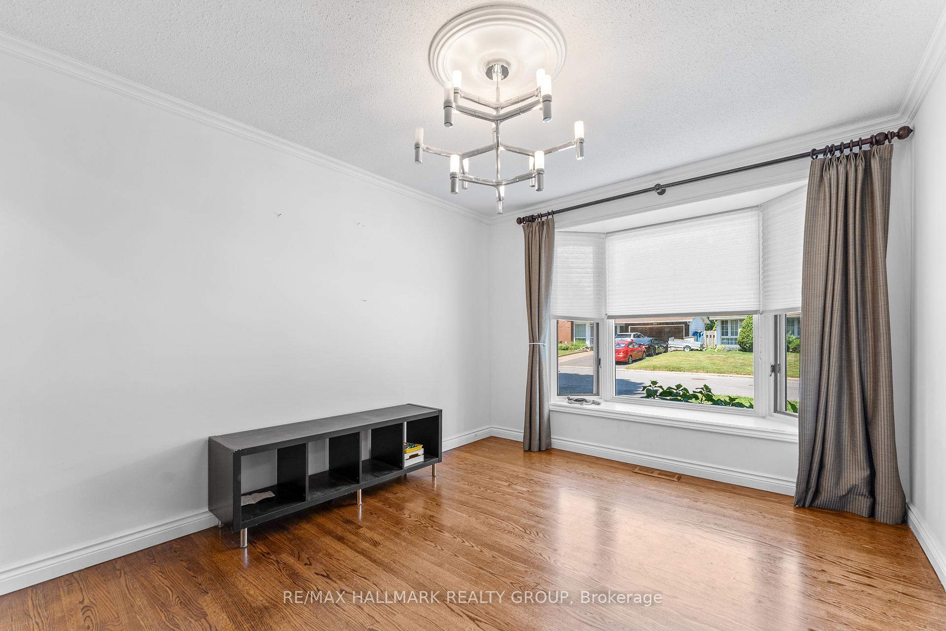 Photo 8 of 2018 Woodglen Crescent, Ottawa, Beacon Hill North — HOMEH
