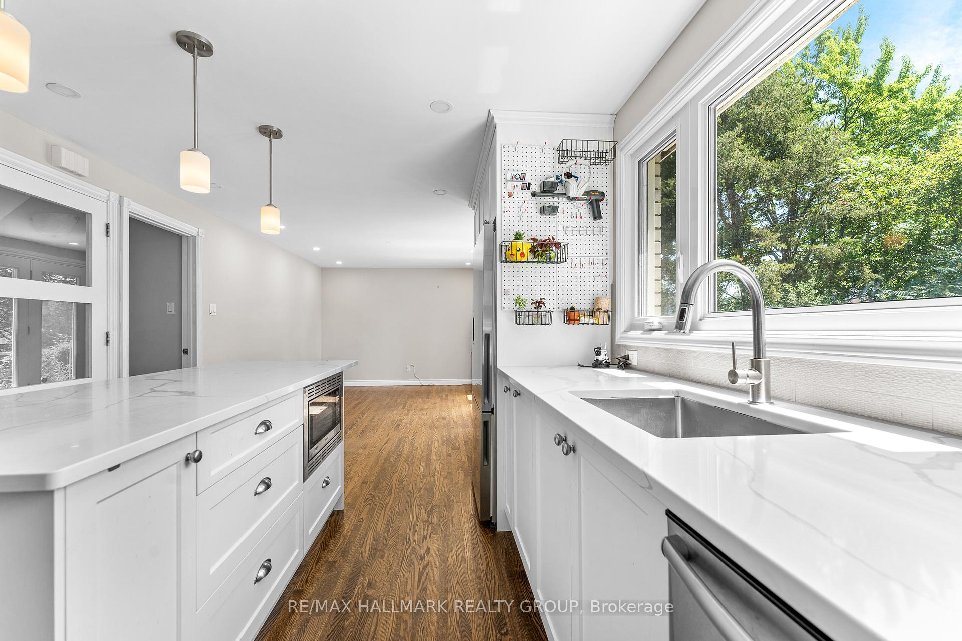 Photo 14 of 2018 Woodglen Crescent, Ottawa, Beacon Hill North — HOMEH