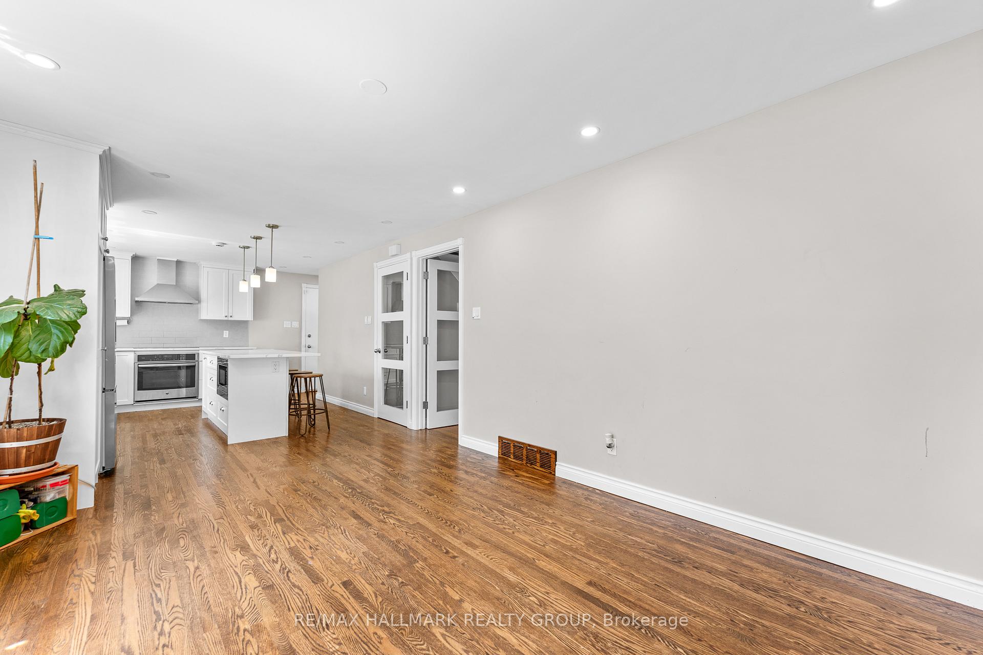 Photo 17 of 2018 Woodglen Crescent, Ottawa, Beacon Hill North — HOMEH