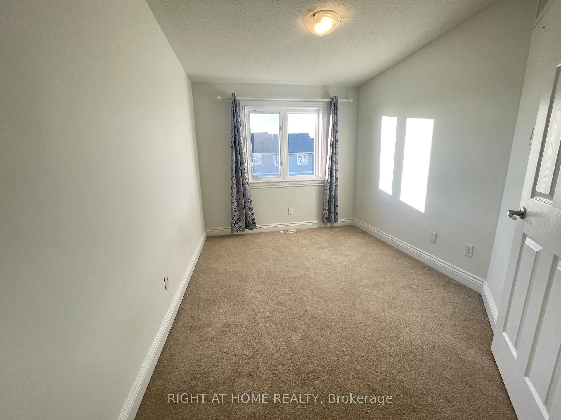 Photo 21 of 28 Desmond Trudeau Drive, Arnprior — HOMEH