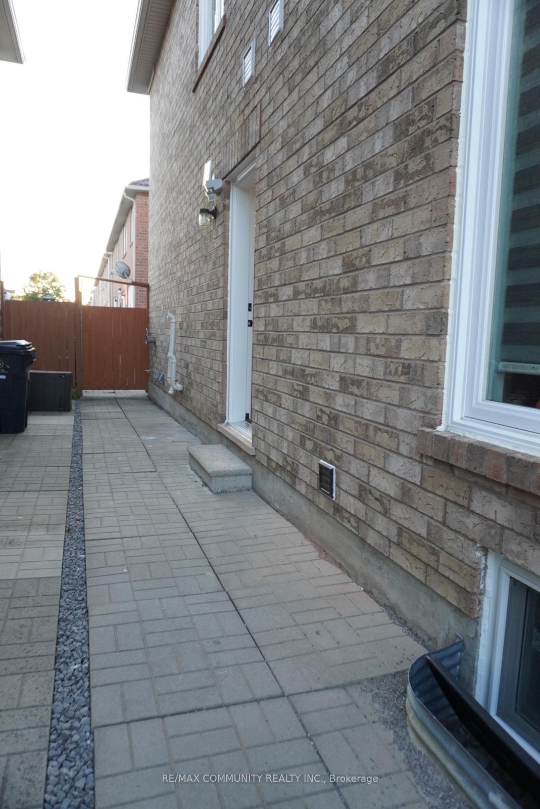 Photo 2 of 26 Bobcat Terrace, Scarborough, Rouge — HOMEH