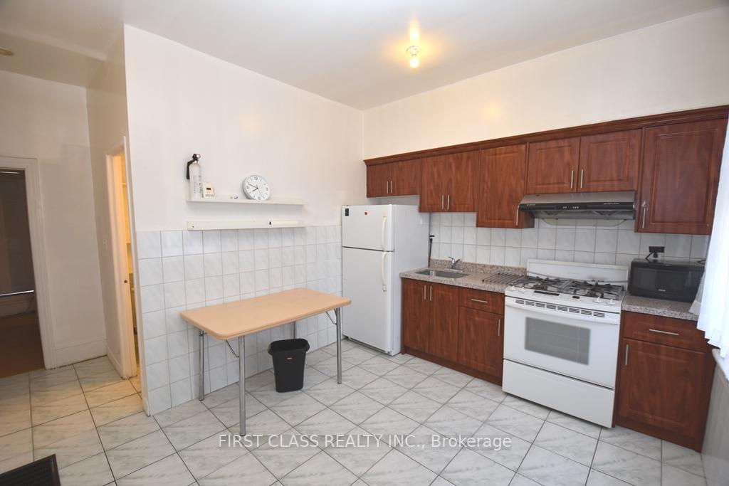 Photo 2 of Unit Main, 130 Denison Avenue, Toronto, Kensington-Chinatown — HOMEH