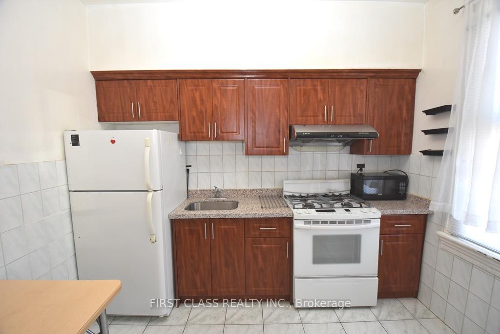 Photo 4 of Unit Main, 130 Denison Avenue, Toronto, Kensington-Chinatown — HOMEH