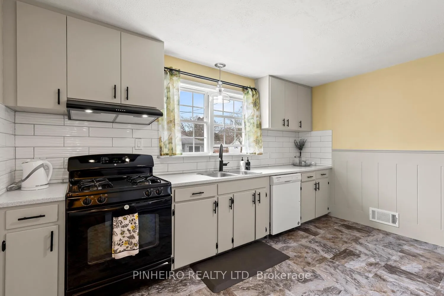 Photo 7 of 275 Ridout Street, West Elgin, Rodney — HOMEH