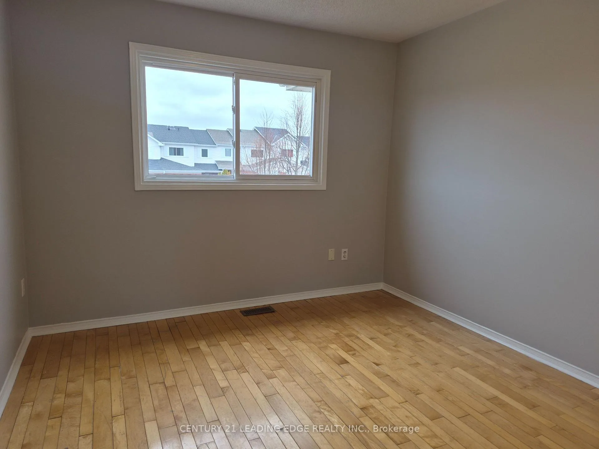 Photo 4 of 191 Pickett Crescent, Barrie, Painswick North — HOMEH