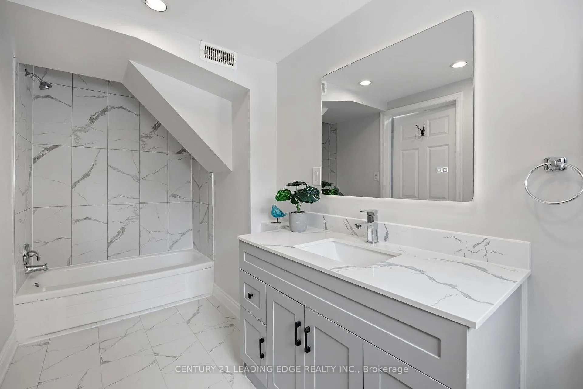 Photo 14 of 532 Park Road N, Oshawa, McLaughlin — HOMEH