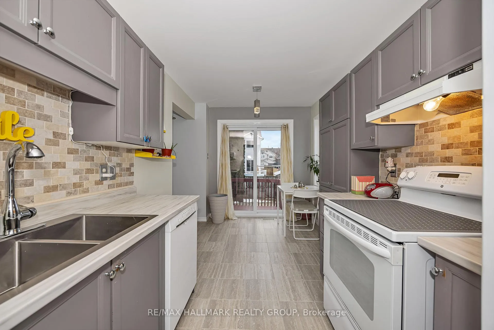 Photo 13 of 1614 Varennes Boulevard, Ottawa, Fallingbrook/Pineridge — HOMEH