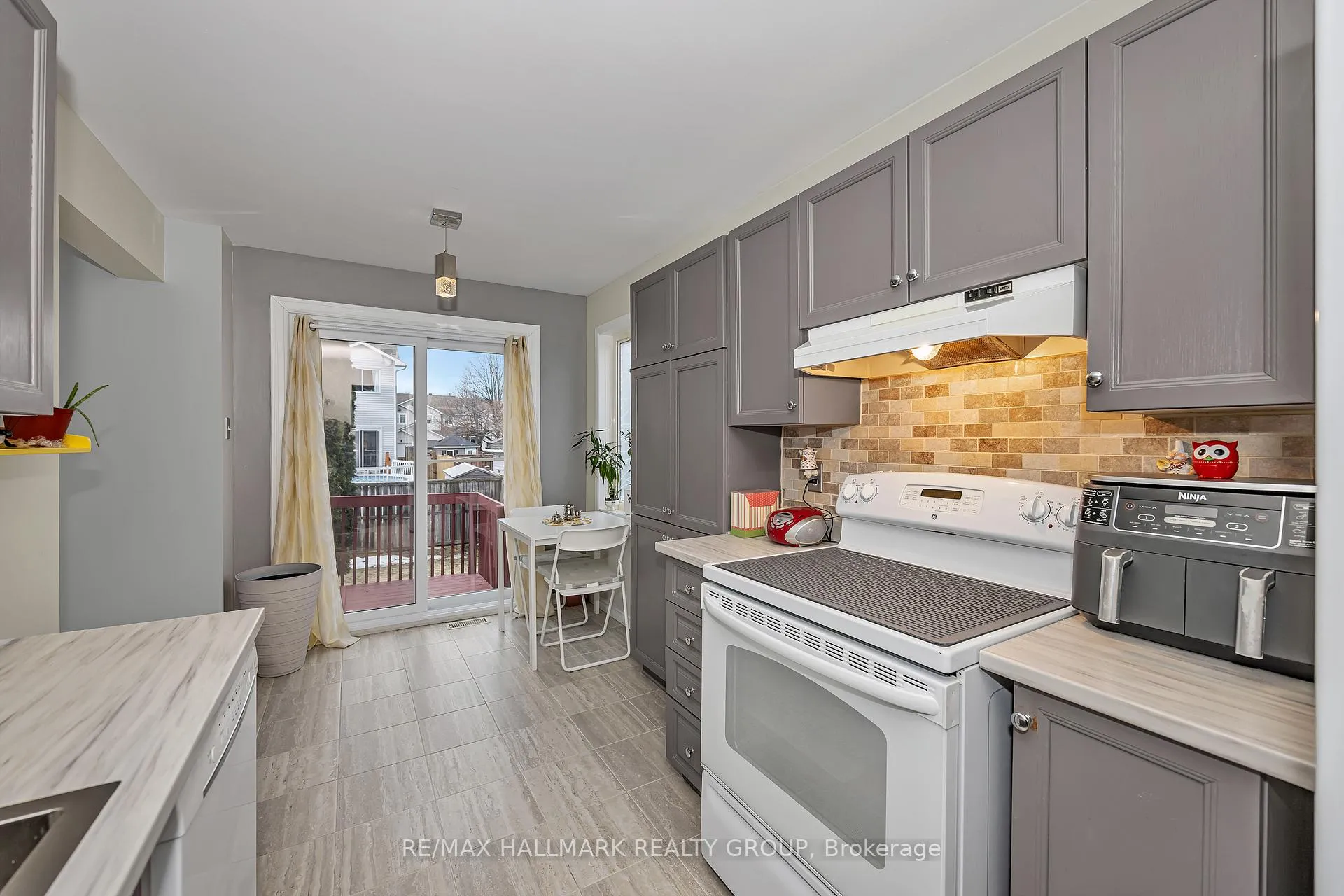 Photo 14 of 1614 Varennes Boulevard, Ottawa, Fallingbrook/Pineridge — HOMEH