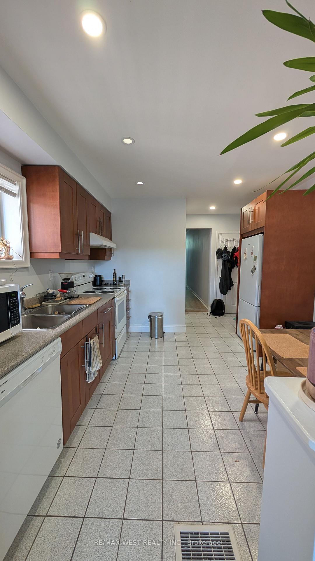 Photo 3 of Unit Main, 141A Niagara Street, Toronto, Niagara — HOMEH