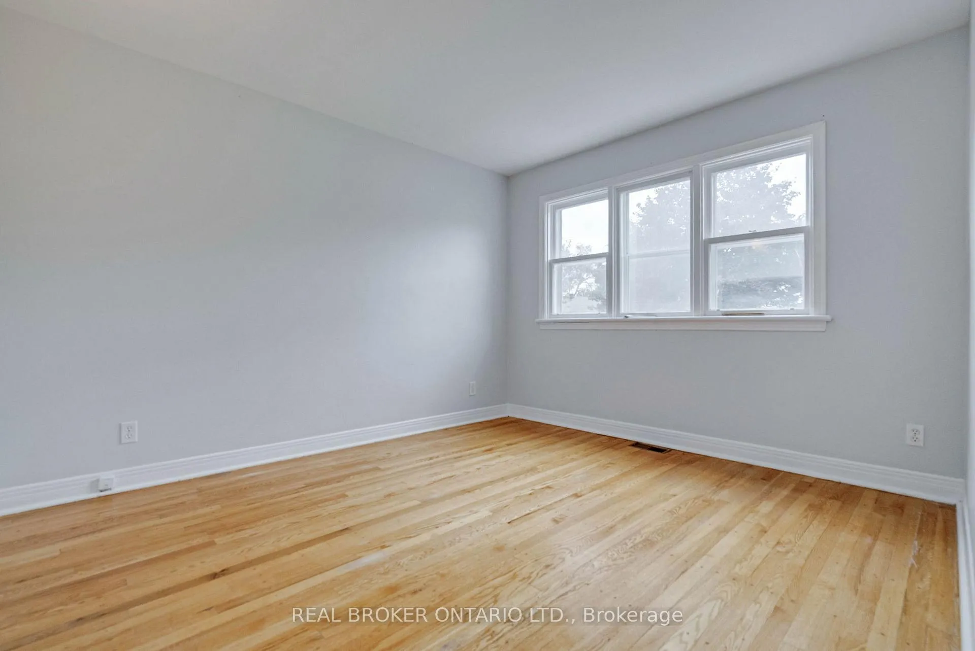 Photo 3 of 2495 Falcon Avenue, Ottawa, Heron Park — HOMEH