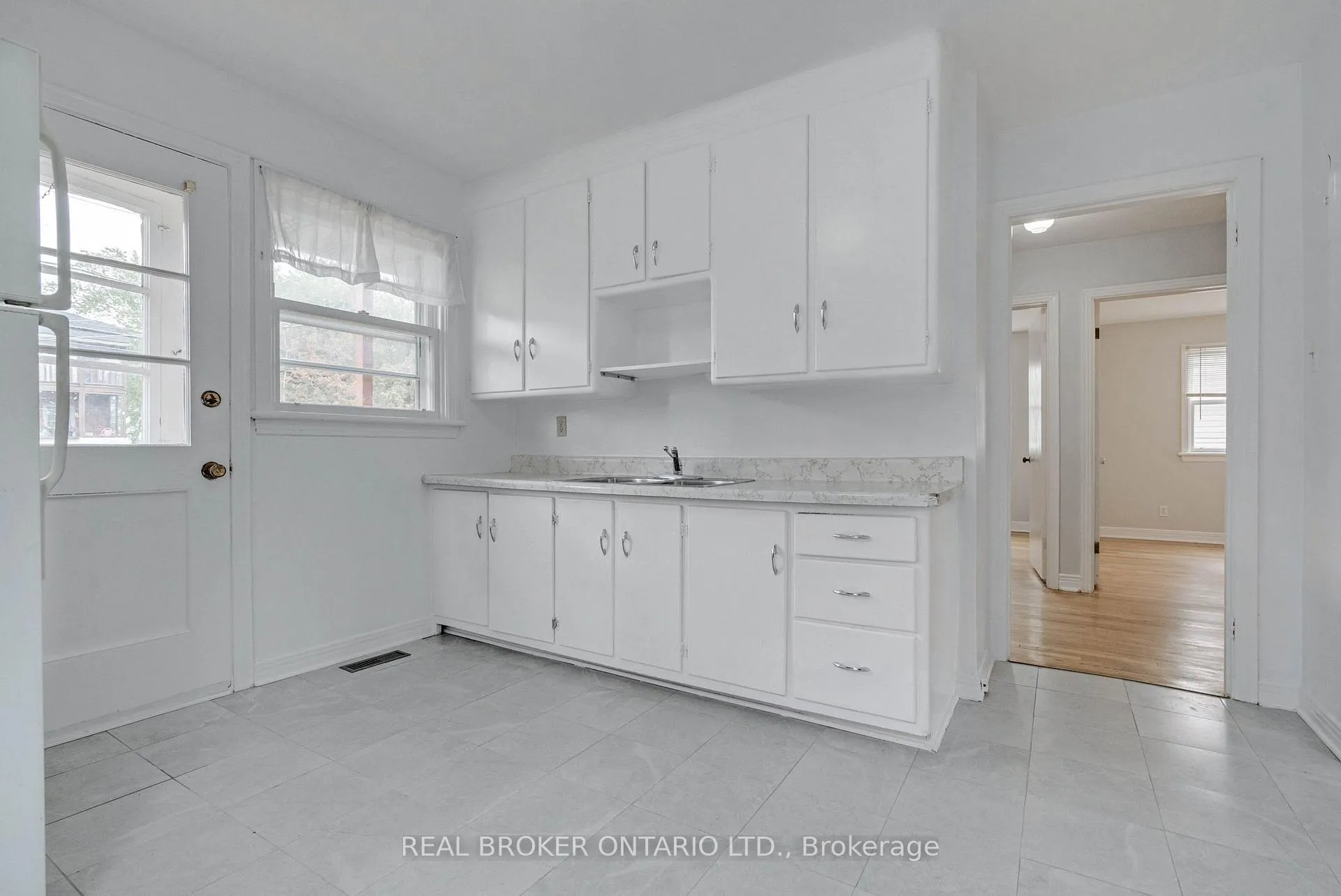 Photo 4 of 2495 Falcon Avenue, Ottawa, Heron Park — HOMEH